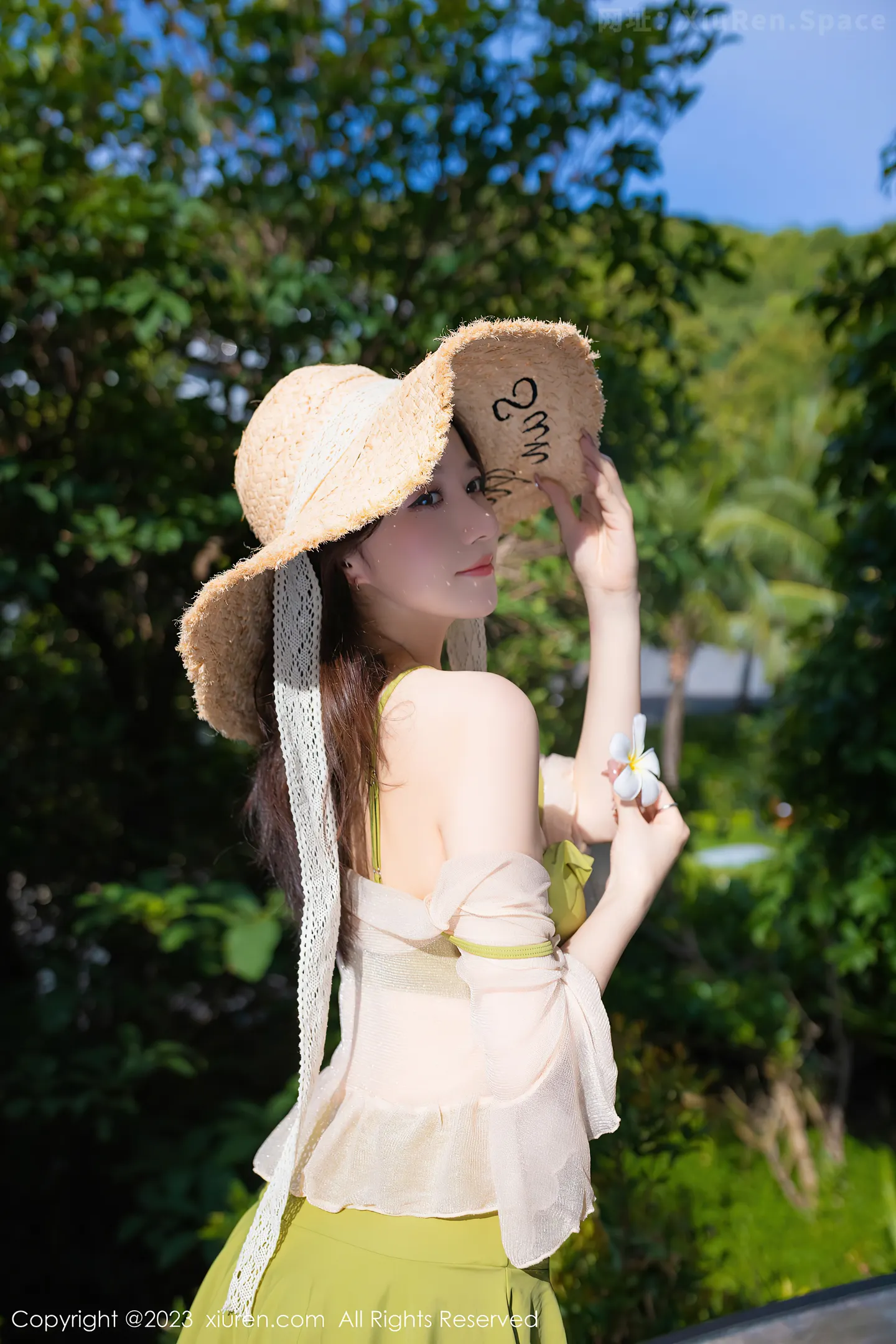 图片[4]-[XiuRen秀人网]VOL.7189 模特鱼子酱Fish泳池场景性感果绿色比基尼秀曼妙身姿诱惑写真80P-秀人网官方网站